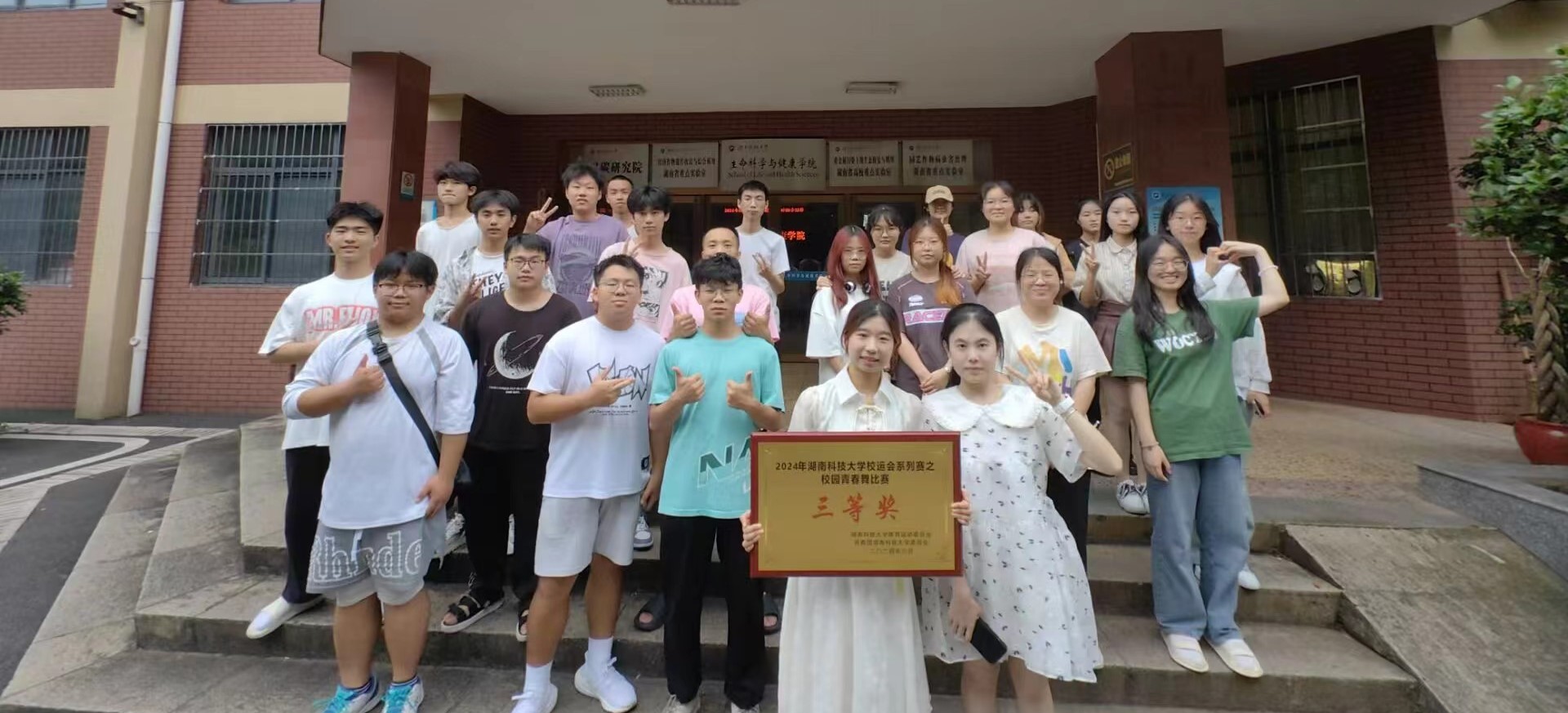 21b8f195239246f08885023059bc93fe.jpg 21b8f195239246f08885023059bc93fe.jpg